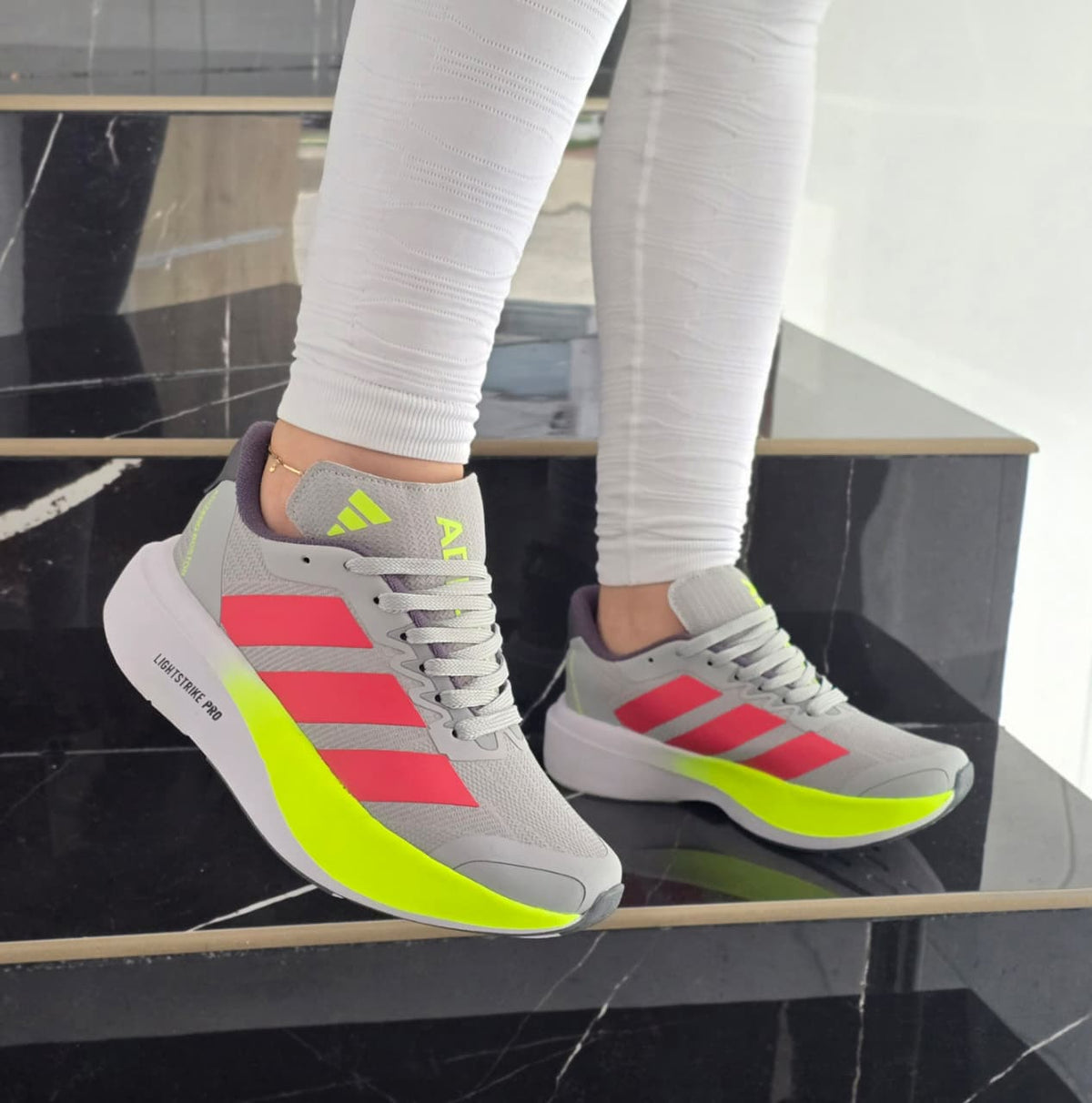 ADIZERO + 3 PARES DE MEDIAS GRATIS