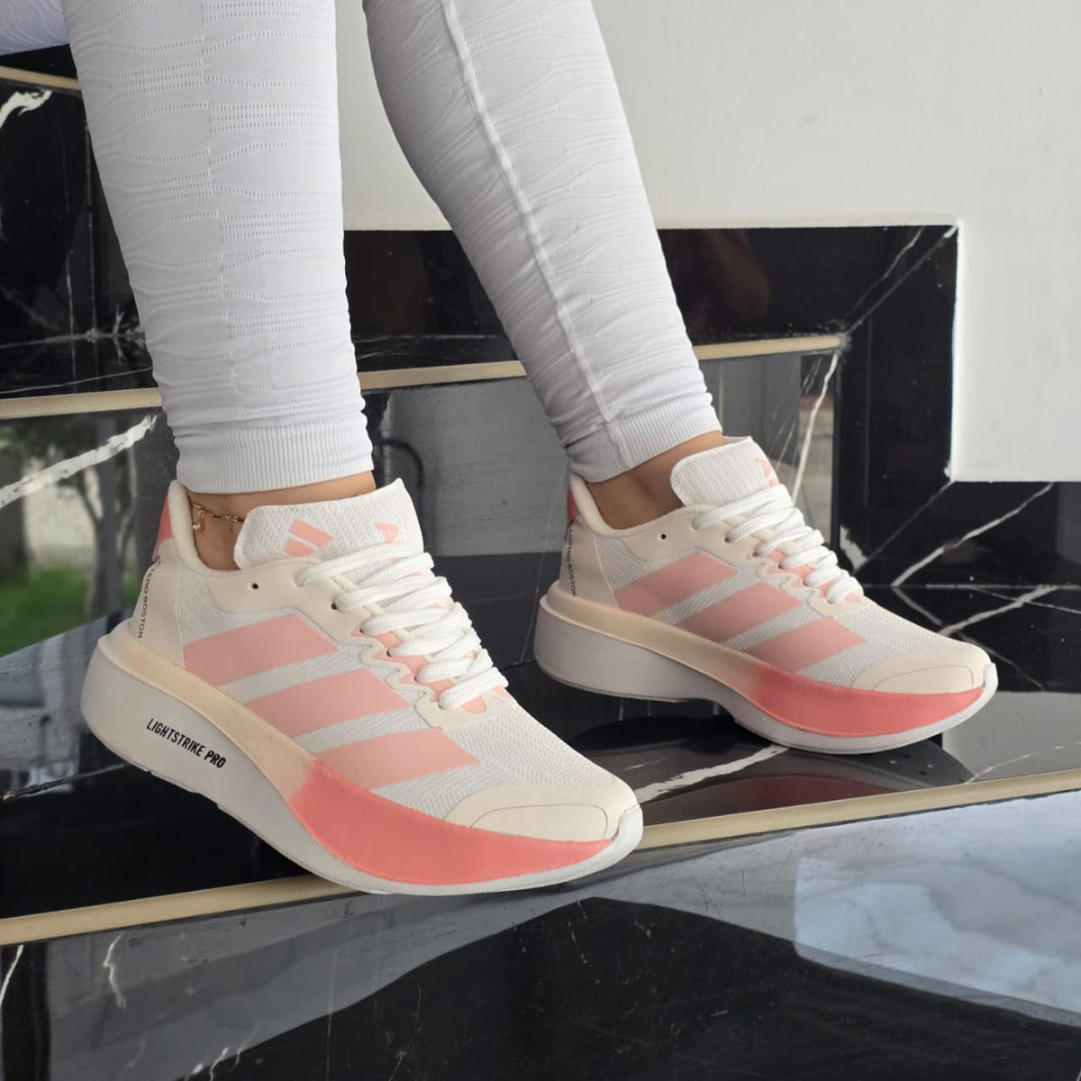 ADIZERO + 3 PARES DE MEDIAS GRATIS