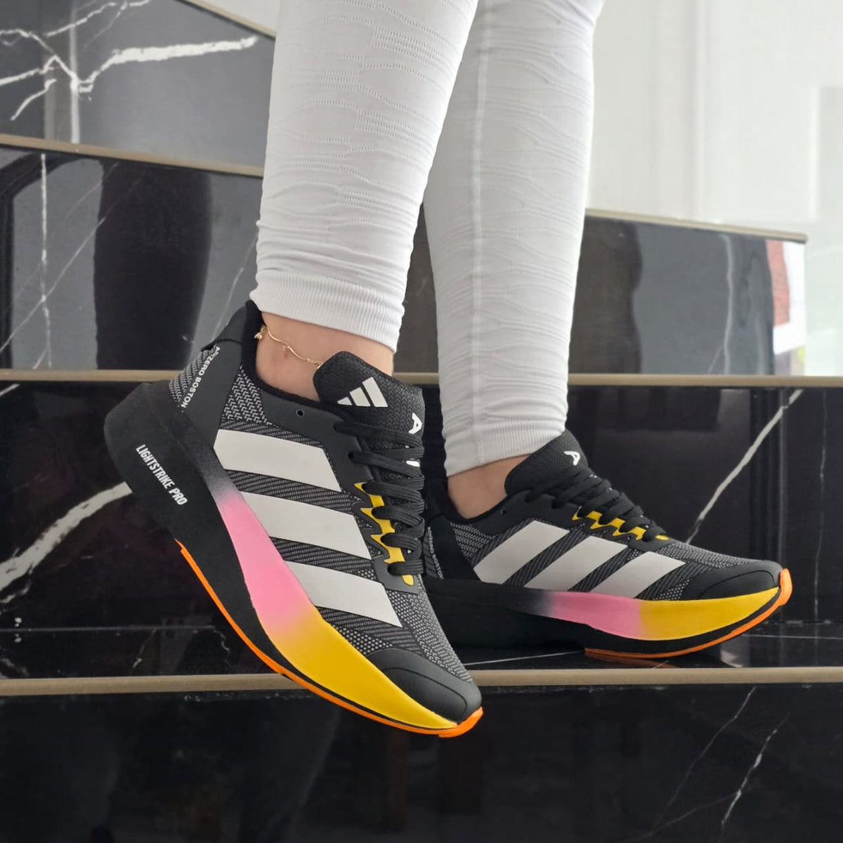ADIZERO + 3 PARES DE MEDIAS GRATIS