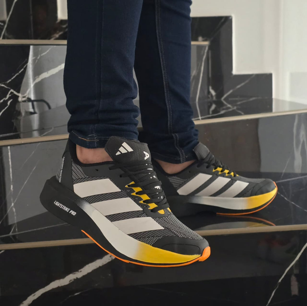 ADIZERO + 3 PARES DE MEDIAS GRATIS