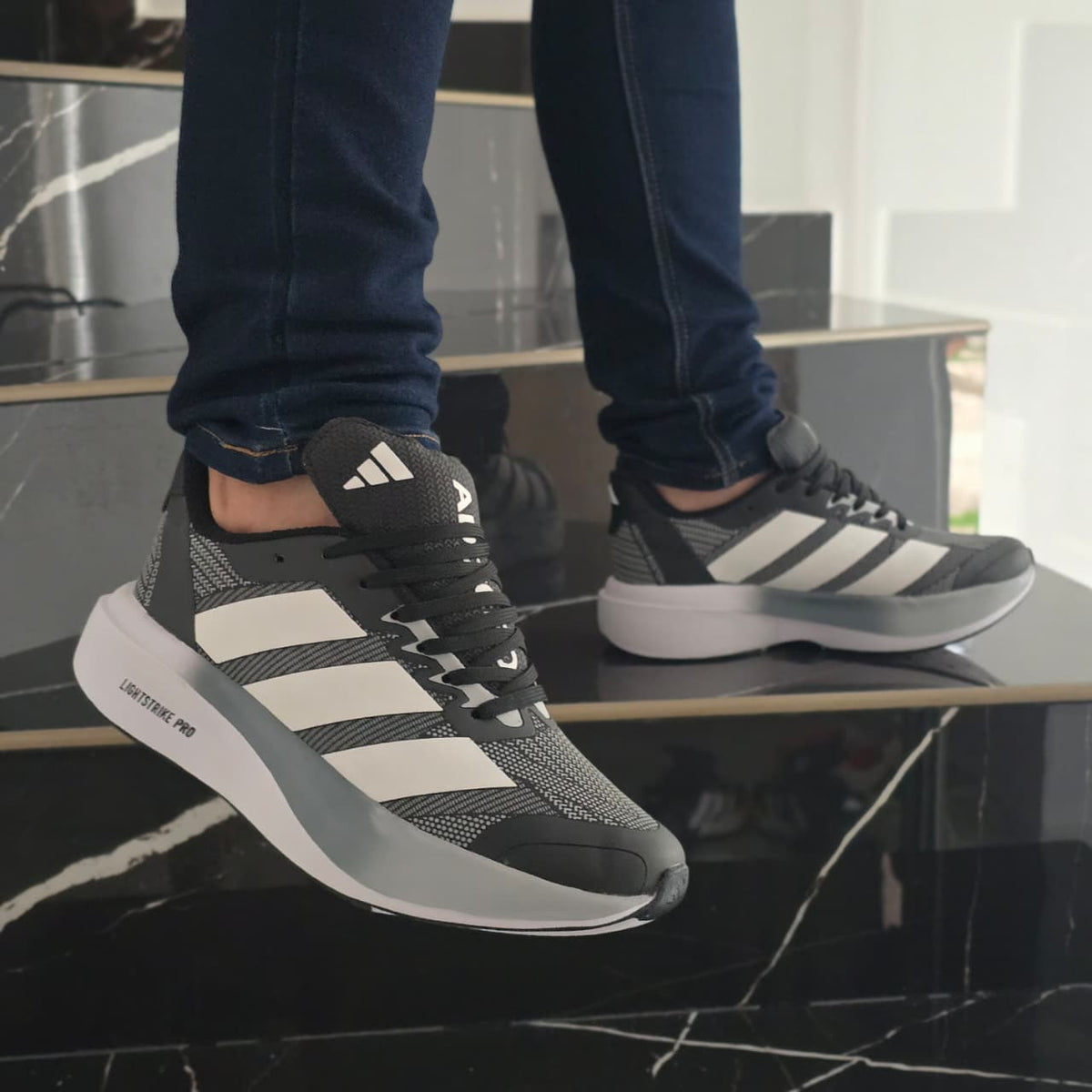 ADIZERO + 3 PARES DE MEDIAS GRATIS